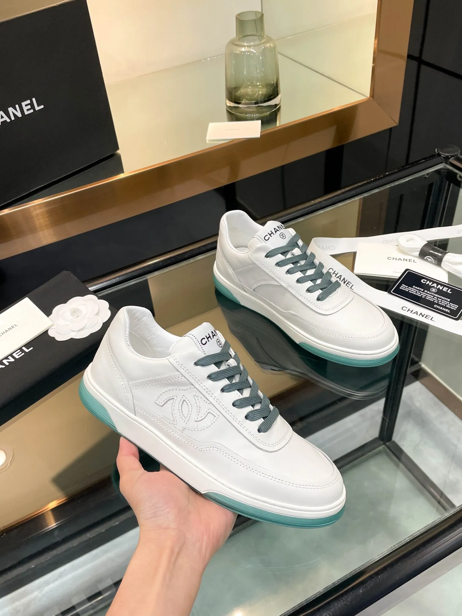 👟👟Ex-factory price 520👟👟Chanel Chanel 25SF latest model full leather panda color white shoes casual sports shoes skateboard shoes original purchase and development production Xiaoxiang C Home Another super popular item in the counter, loved by Internet celebrity bloggers and sisters, and various praises on social platforms. It is very popular, has a high texture, is breathable and super spring and summer. Seeing this issue always arouses the inner desire of girls for fashion. The latest suede material, classic black and white color, full of fashionable feeling on the feet, easy to care for. Fabric: Original customized imported cowhide material. Lining: Customized soft sheepskin lining. Sole: Original molded TPU non-slip outsole. Bottom thickness: 2.5CM. Size: Women's size 35-40 (custom-made sizes 40 are non-refundable)
